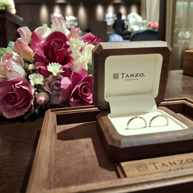 【TANZO.(鍛造指輪)の口コミ】 コーラルゴールドの色味が肌に馴染みやすく、着け心地もとてもよいです。
…