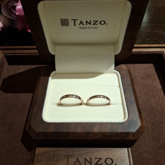 【TANZO.(鍛造指輪)の口コミ】 コーラルゴールドの色味が肌に馴染みやすく、着け心地もとてもよいです。
…