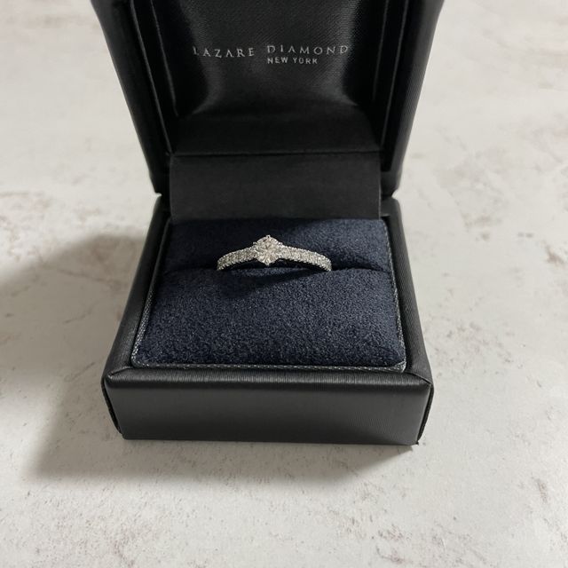 【ラザール ダイヤモンド(LAZARE DIAMOND)の口コミ】 ダイヤの大きさは、0.28カラットです。中の刻印は、結婚記念日と2人の名前…