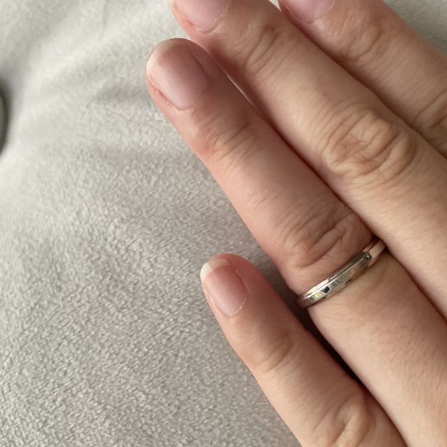 【アイプリモ(I-PRIMO)の口コミ】 デザインはシンプルですが、リング上下にゴールドみのある色が入っている…