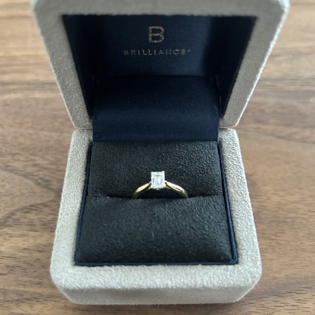 【BRILLIANCE+(ブリリアンスプラス)の口コミ】 シンプルなデザインなので、エメラルドカットのダイヤがとても映える指輪…