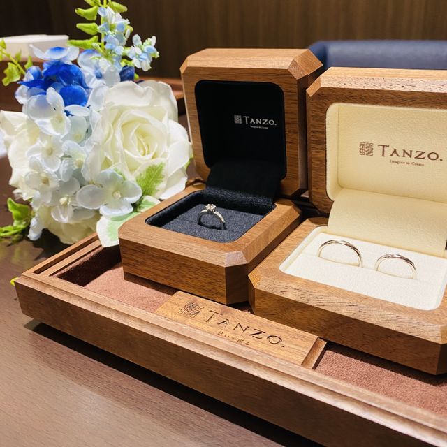 【TANZO.(鍛造指輪)の口コミ】 結婚指輪と婚約指輪を重ね付けした時に、ダイヤモンドが繋がるようなデザ…