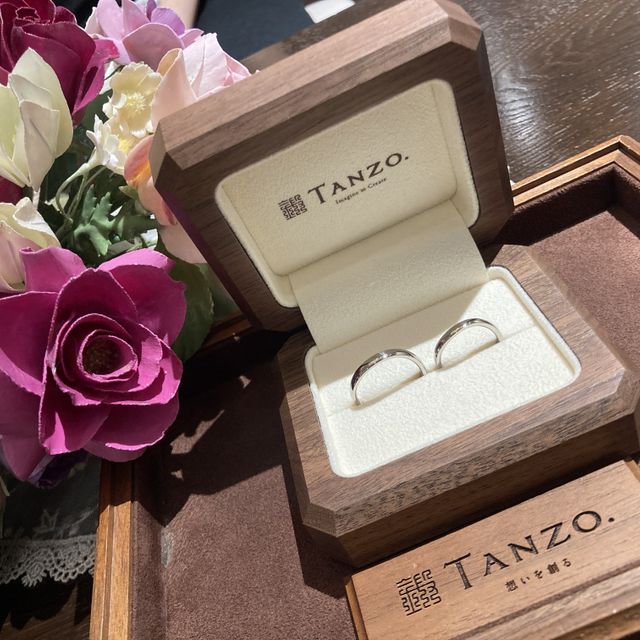 【TANZO.(鍛造指輪)の口コミ】 夫婦揃って海が好きなので、波をイメージした
S字のデザインにしました。
…