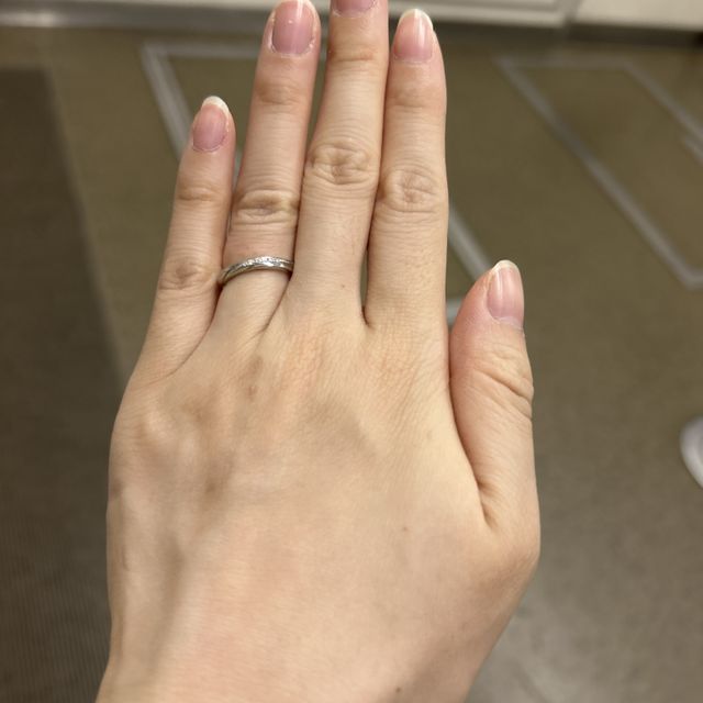 【銀座ダイヤモンドシライシの口コミ】 シンプルなデザインで、仕事中は裏返してダイヤが見えないようにもできま…