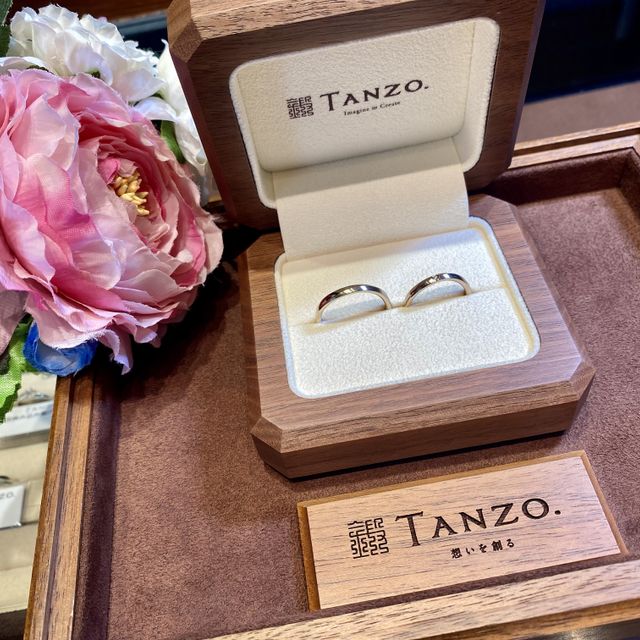 【TANZO.(鍛造指輪)の口コミ】 【指輪のデザインについて】
アルバムを見せていただきながら、どんなデザ…