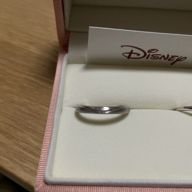 【ケイウノ ブライダル(K.UNO BRIDAL)の口コミ】 マッド加工を一部だけ用いることで落ち着いた雰囲気を出しました。
裏面は…