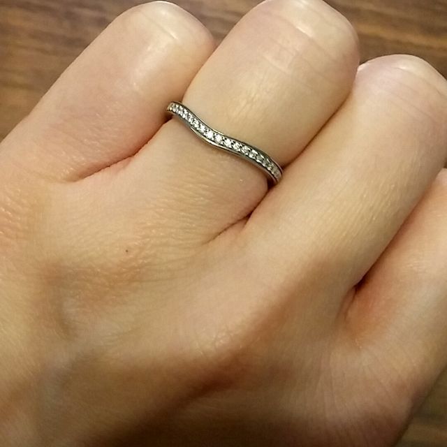 【カルティエ(Cartier)の口コミ】 とにかく、ダイヤが半円埋め尽くされてるのがほしくてこちらにしました。
…