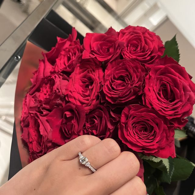 【アイプリモ(I-PRIMO)の口コミ】 デザインがとにかく綺麗で一目惚れでした。
真ん中のダイヤはもちろん、ハ…