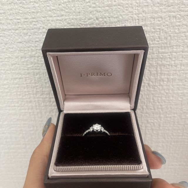 【アイプリモ(I-PRIMO)の口コミ】 デザインがとにかく綺麗で一目惚れでした。
真ん中のダイヤはもちろん、ハ…