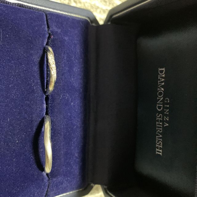 【銀座ダイヤモンドシライシの口コミ】 ダイヤモンドが並んでいて豪華に綺麗に見えます
婚約指輪と同じ様にダイヤ…