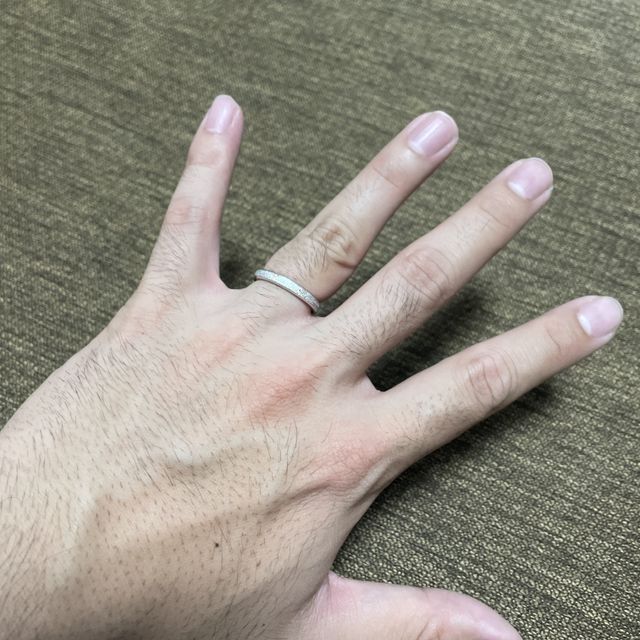 【ichi(イチ)の口コミ】 沖縄出身のため、ミンサー織りをイメージしたデザインにした。指輪を太く…