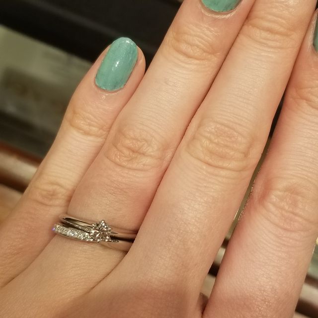 【銀座ダイヤモンドシライシの口コミ】 婚約指輪と重ね付けしたときの見え方が一番かわいかった。単品でもダイヤ…