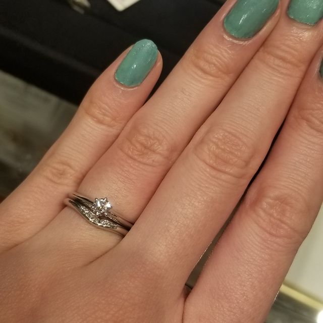 【銀座ダイヤモンドシライシの口コミ】 婚約指輪と重ね付けしたときの見え方が一番かわいかった。単品でもダイヤ…