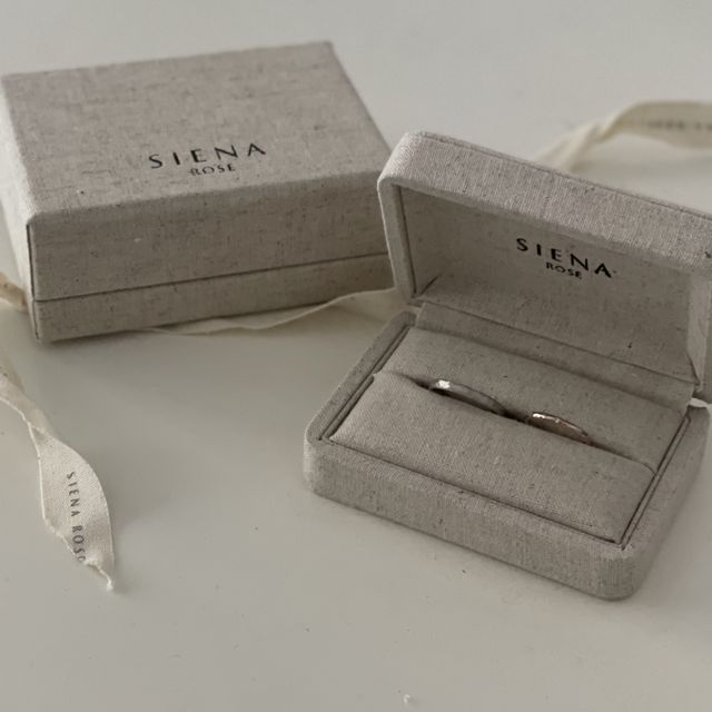 【SIENAROSE(シエナロゼ)の口コミ】 シンプルで日常使いができるものを探していました。結婚指輪感があまりな…