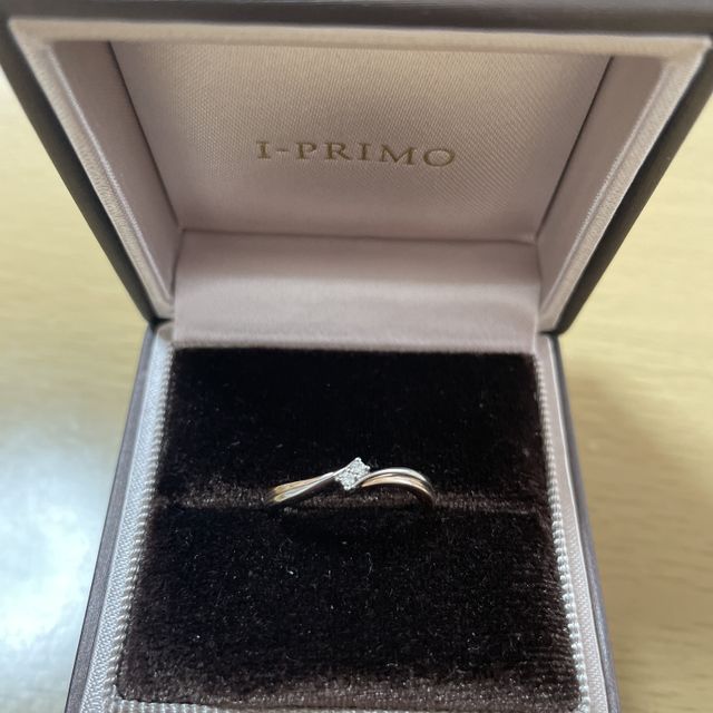 【アイプリモ(I-PRIMO)の口コミ】 彼が普段は指輪をつけないとのことだったので、2色に２つのダイヤのデザイ…