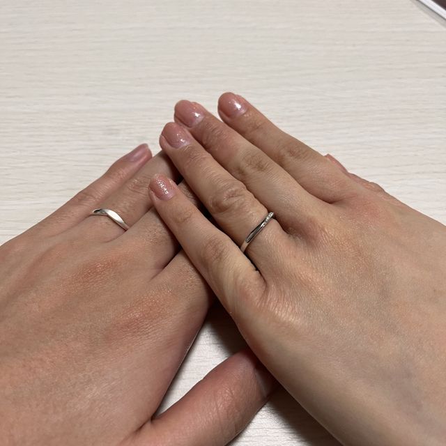 【4℃ BRIDAL(ヨンドシーブライダル)の口コミ】 シンプルで良い。ウェーブが入っていて女性は指が細く、綺麗に見えるらし…