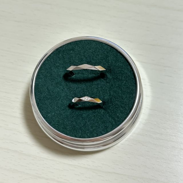 【ブシュロン(BOUCHERON)の口コミ】 シンプルだけど少しデザイン性がありワンポイント程度のダイヤがある、と…