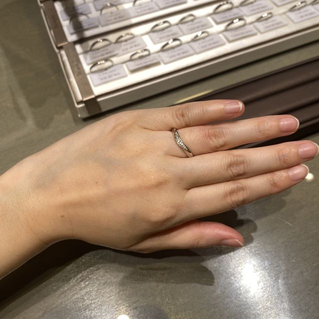 【アイプリモ(I-PRIMO)の口コミ】 付けやすさと、婚約指輪との重ね付けを考えて、少しウェーブがかったデザ…