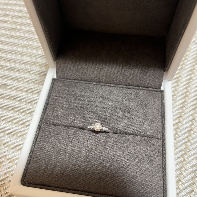 【TOWA(永遠)の口コミ】 シンプルで可愛らしいデザインです。真ん中のダイヤの両側にもダイヤがあ…