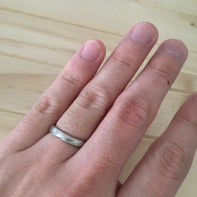 【JEWELRY  KAMATA(ジュエリーかまた)の口コミ】 主張し過ぎず、シンプル過ぎないデザインで気に入りました。よく見ると面…