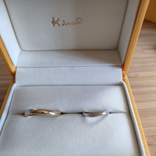 【ケイウノ ブライダル(K.UNO BRIDAL)の口コミ】 彼は金色が好みで、私は銀色が好みだったので、オーダーメイドでベースの…