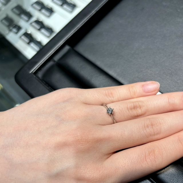【ラザール ダイヤモンド(LAZARE DIAMOND)の口コミ】 ダイモンドが際立つシンプルなリングのデザインが気に入りました。
高グレ…