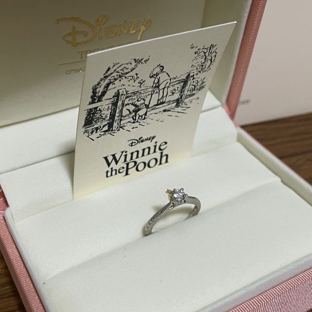 【ケイウノ ブライダル(K.UNO BRIDAL)の口コミ】 ディズニーデザインのくまのプーさんの指輪です。ダイヤを抱きしめている…