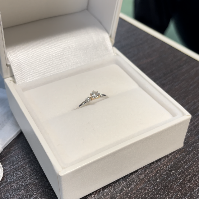 【JKPLANET(JKプラネット)の口コミ】 メレダイヤも含めてとても綺麗なデザインだなと感じたのが第一印象です。…