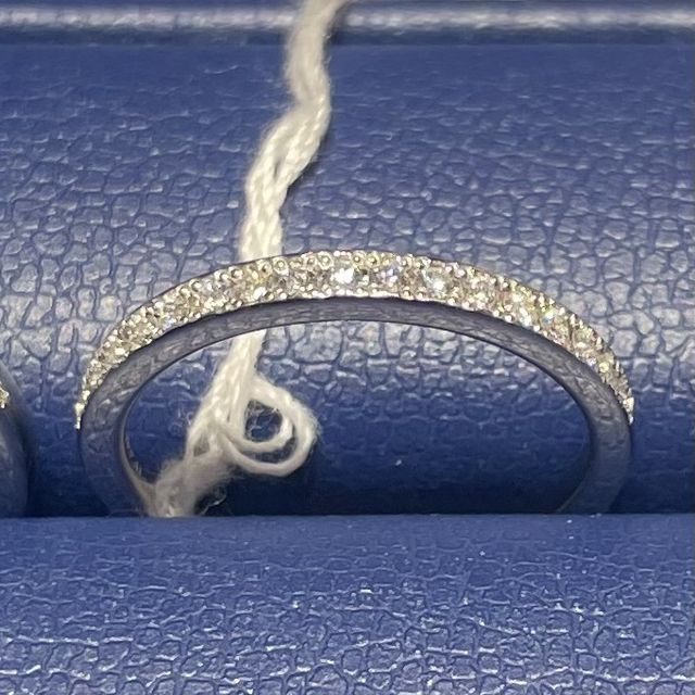 【銀座ダイヤモンドシライシの口コミ】 婚約指輪として昨今人気のエタニティリング。その中でもシンプルかつ鍛造…