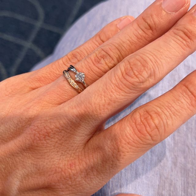 【COLANY(コラニー)の口コミ】 上からみるとソリティアデザインですが、横からみると引っかかりない、普…