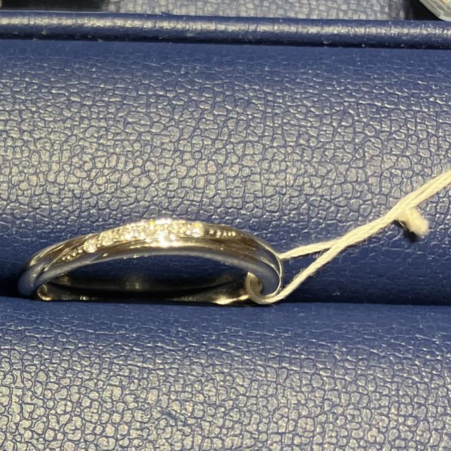 【銀座ダイヤモンドシライシの口コミ】 ウェーブ、シンプルめの指輪を希望してこちらのデザインを選びました。
ダ…