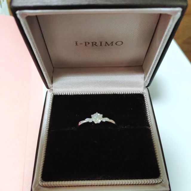 【アイプリモ(I-PRIMO)の口コミ】 デザインがウェーブなので指が綺麗に見えます。宝石のとなりにもダイヤが…