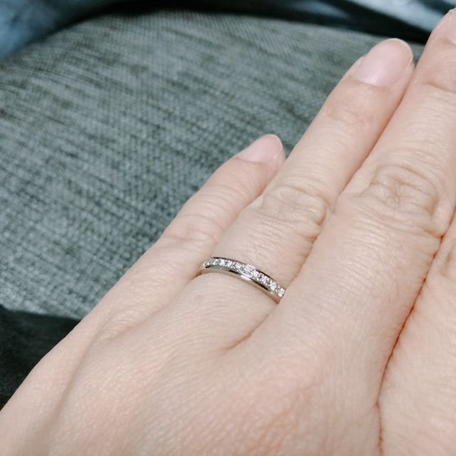 【ラザール ダイヤモンド(LAZARE DIAMOND)の口コミ】 華やかに見えるものを選びました。丸みのあるものが苦手なので、形もシン…