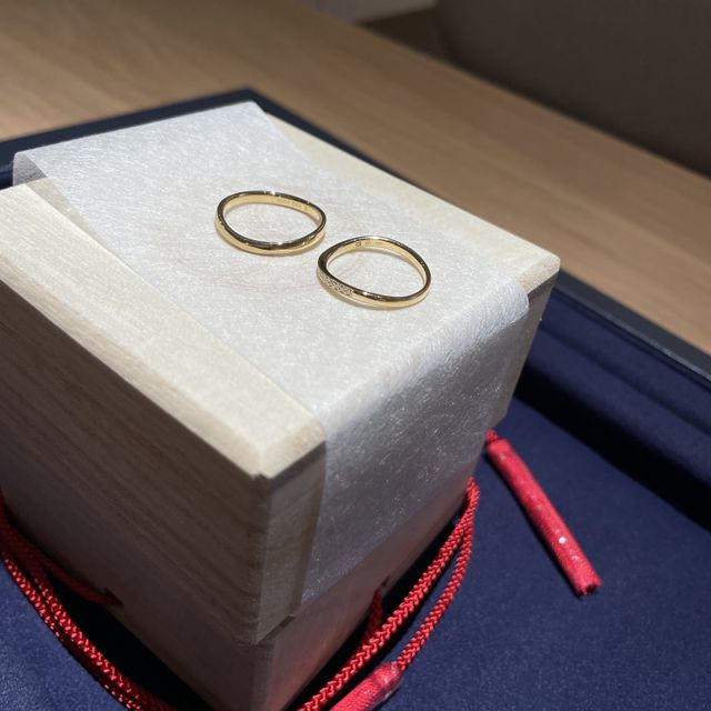 【TOMOE(トモエ)の口コミ】 ゴールドが可愛くて、婚約指輪との重ね付けにも最適でした。ゴールドは派…