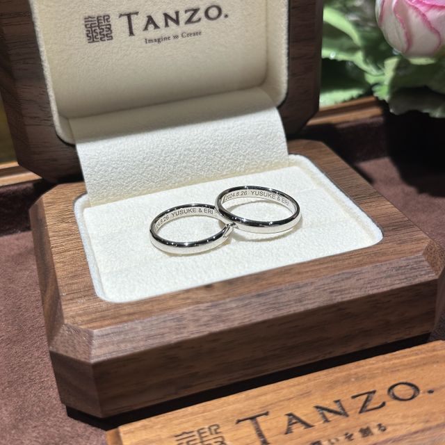 【TANZO.(鍛造指輪)の口コミ】 1枚のプラチナから2人の指輪が出来るので、結婚に相応しいと感じました。
…