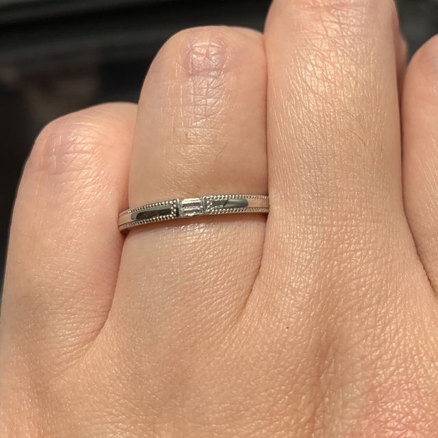 【エクセルコダイヤモンド(EXELCO DIAMOND)の口コミ】 シンプルだけどデザインがあるものを探していました。
ミル打ちがとても素…