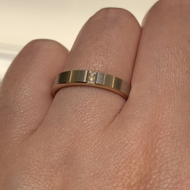 【俄(にわか)の口コミ】 やや太めのストレートの存在感が好みでした。
また、素材はプラチナとゴー…