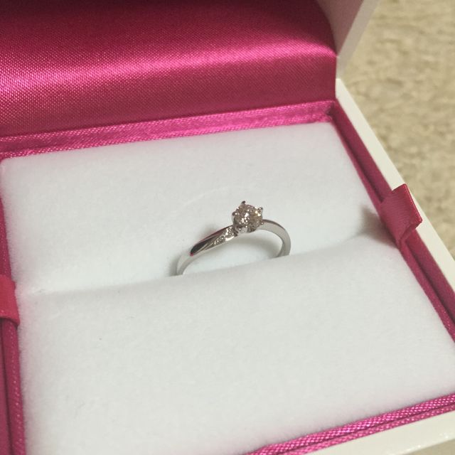 【VERITE(ベリテ)の口コミ】 エンゲージリングにしてはお手頃な価格帯だったことです。ダイヤモンドは…