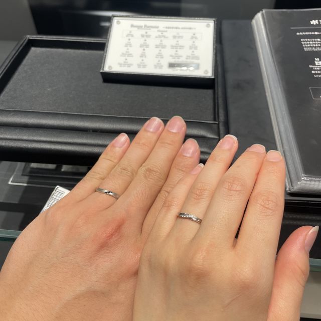【エクセルコダイヤモンド(EXELCO DIAMOND)の口コミ】 婚約指輪とマッチする結婚指輪を探していました。
ウェーブデザインが夫婦…
