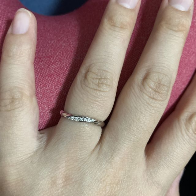 【銀座ダイヤモンドシライシの口コミ】 指輪のデザインがウェーブのかたちをしていて、とってもつけごごちがよく…