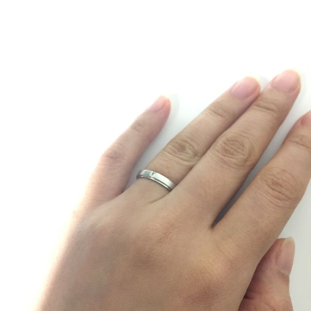 【CAFERING(カフェリング)の口コミ】 主人は、曲線的でなく直線的なシンプルな指輪を希望していました。
ブラン…
