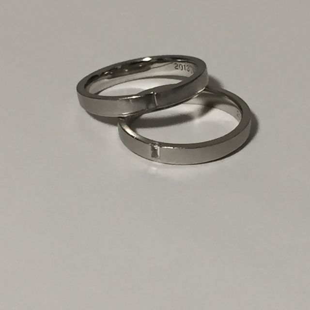 【CAFERING(カフェリング)の口コミ】 主人は、曲線的でなく直線的なシンプルな指輪を希望していました。
ブラン…