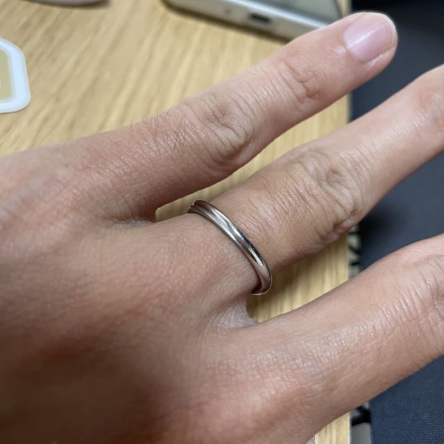 【ケイウノ ブライダル(K.UNO BRIDAL)の口コミ】 非常にシンプルなデザインにもかかわらず、指輪自体少しウェーブが掛かっ…