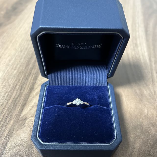 【銀座ダイヤモンドシライシの口コミ】 真ん中のダイヤモンドが映えるような形で左右に小さなダイヤモンドがあり…