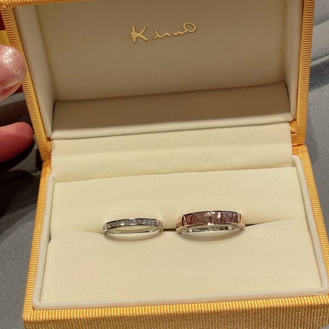 【ケイウノ ブライダル(K.UNO BRIDAL)の口コミ】 私はハーフエタニティにしたのですが、主人はピンクゴールドの色が希望だ…