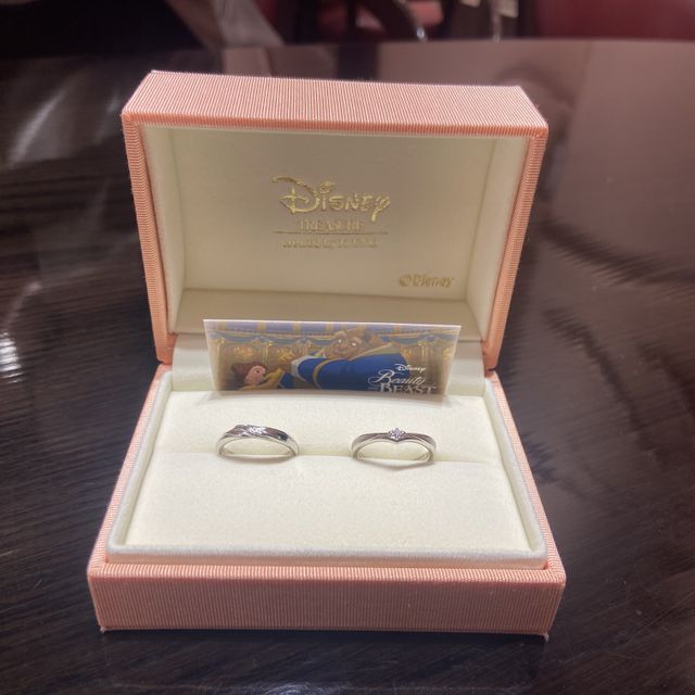 【ケイウノ ブライダル(K.UNO BRIDAL)の口コミ】 「美女と野獣」舞踏会をイメージされた指輪で、元々ゴールドベースだった…