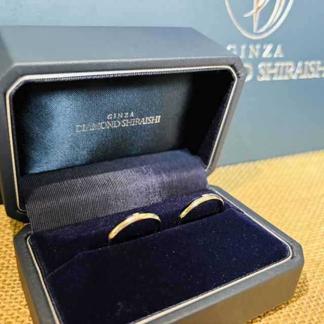 【銀座ダイヤモンドシライシの口コミ】 ストレートラインで真ん中にダイヤが１つあるシンプルなデザインです。
旦…