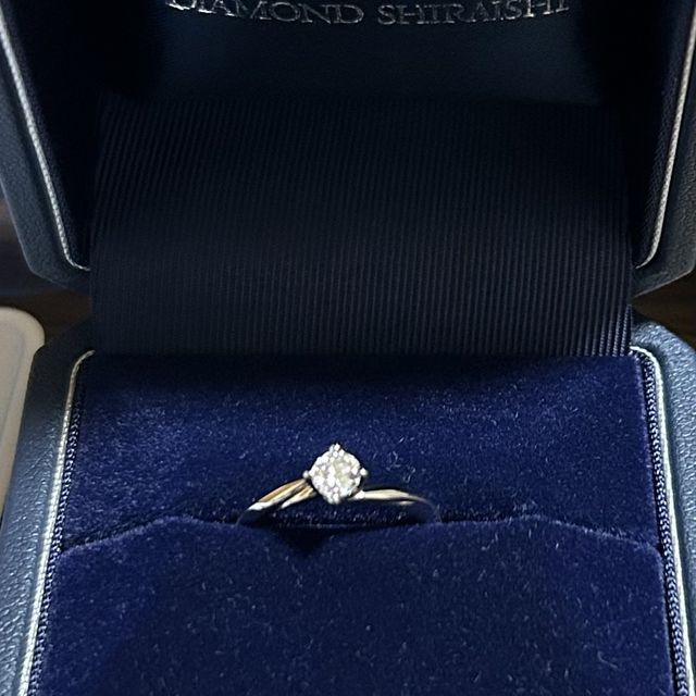 【銀座ダイヤモンドシライシの口コミ】 デザインがストレートではなく少しウェーブがかっているのが特徴で、指が…