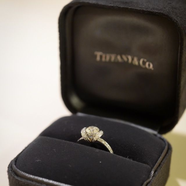 【ティファニー(Tiffany & Co.)の口コミ】 センターダイヤの周りにもたくさんのダイヤが散りばめられている華やかな…