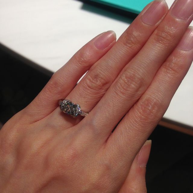 【ティファニー(Tiffany & Co.)の口コミ】 センターダイヤの周りにもたくさんのダイヤが散りばめられている華やかな…